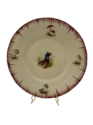 PRATO RASO AMASSADO PINCELADO VERMELHO E DESENHO DE FAISAO E COGUMELOS