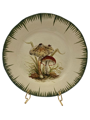PRATO SOBREMESA AMASSADO PINCELADO VERDE COM DESENHO DE COGUMELOS