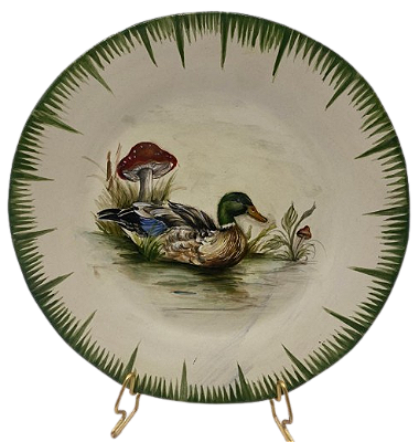 PRATO SOBREMESA AMASSADO PINCELADO VERDE E DESENHO DE PATO E COGUMELOS