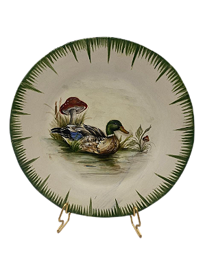 PRATO SOBREMESA AMASSADO PINCELADO VERDE E DESENHO DE PATO E COGUMELOS
