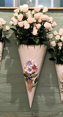 Cone com aplicação de flores G