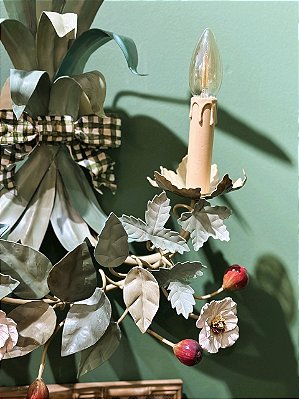 Arandela de latão e flores