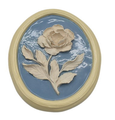 QUADRO OVAL AZUL COM APLICAÇÃO DE HIBISCO