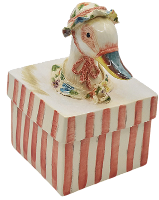 Caixa listrada com aplicação de pato