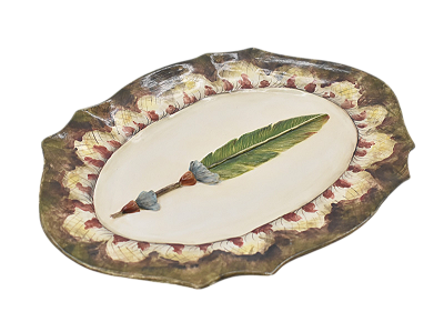 Travessa Maria G borda marrom e pena no centro