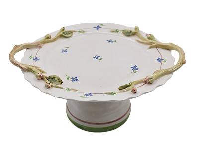 PRATO DE BOLO COM PE E APLICAÇAO DE BOTOES