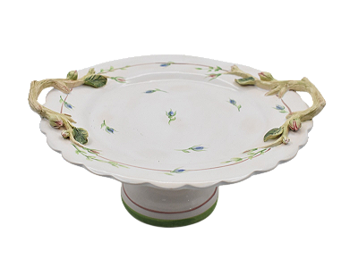 PRATO DE BOLO COM PE E APLICAÇAO DE BOTÕES