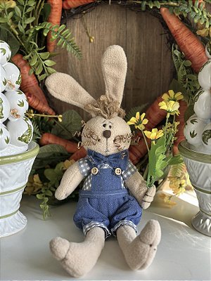 Coelho macacão jeans sentado com florzinhas