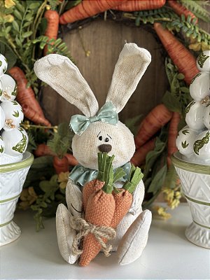 COELHA ABRAÇADA NAS CENOURAS