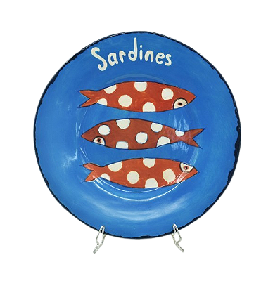 PRATO RASO DECORATIVO AZUL COM DESENHO DE SARDINHAS COLORIDAS