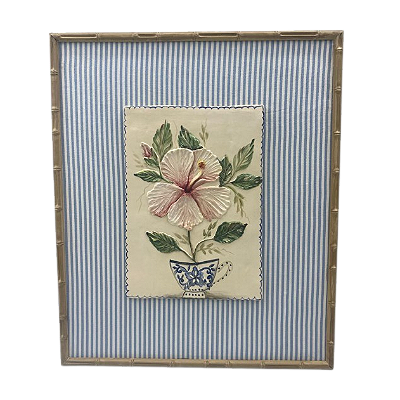 QUADRO COM RELEVO DE HIBÍSCO E PAPASTUR TECIDO AZUL