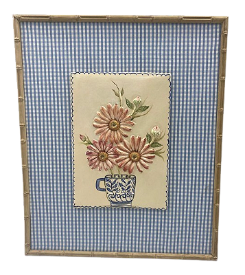 QUADRO COM RELEVO DE MARGARIDAS COLORIDAS E PASPATUR TECIDO AZUL