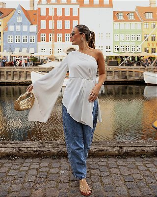 BATA KARMANI DE VISCOSE UM OMBRO C/ MANGA