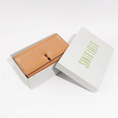BOLSA CARTEIRA PEQUENA COM CAIXA SANTA LOLLA SOFT CARAMELO ALÇA TRANSVERSAL