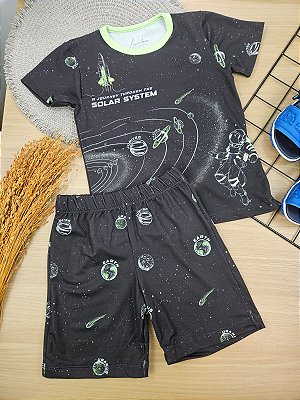 Conjunto de Pijama Camiseta e Bermuda em Malha Comfy LucBoo Infantil Menino