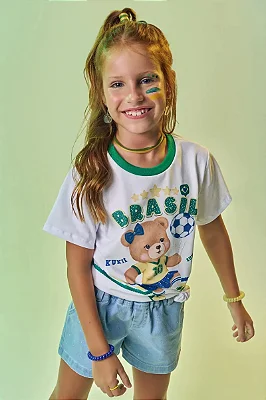 Camiseta em Meia Malha Algodão Prime com Ursinha Jogadora Pronta Para Conquistar O Hexa Pelo Brasil. Une Fofura e Conforto Para Torcer com Alegria. Kukiê Infantil Menina