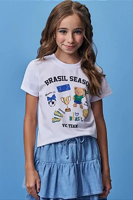 Blusa em Meia Malha Algodão Prime Conforto Para Entrar No Clima Da Copa. Estampa Temática Brasil em Estilo Fun Divertida e com Detalhes em Strass. Vic Teen Menina