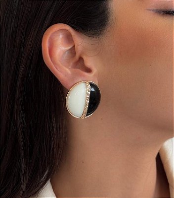 Brinco Redondo Resina Black e Off Banhado a Ouro 18k