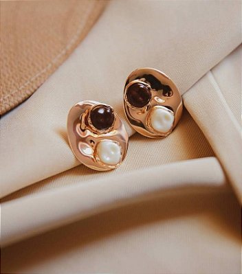 Brinco Oval Orgânico Resina Marrom e Off Banhado a Ouro 18k