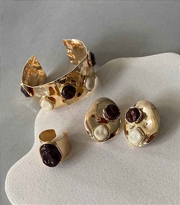 Conjunto Brinco Anel e Bracelete Marrom e Off Banho Ouro 18k