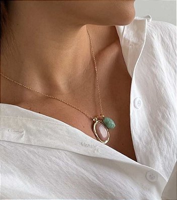 Colar Pingentes Rosa Pele e Verde Claro Banho ouro 18k