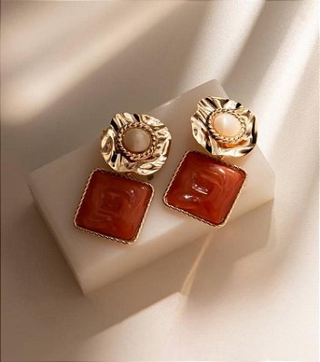 Brinco Resina Coral Queimado  Banho Ouro 18k