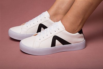 Tênis casual feminino branco com detalhe preto