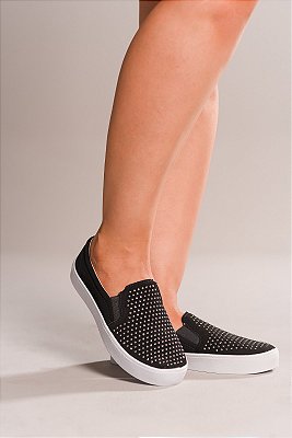 Tênis Slip On preto com detalhe