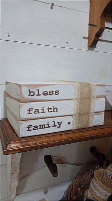 Trio de livros em madeira