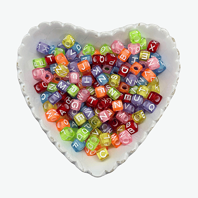 Miçanga Cubo Colorido 6mm Letras A-Z Branca 50g