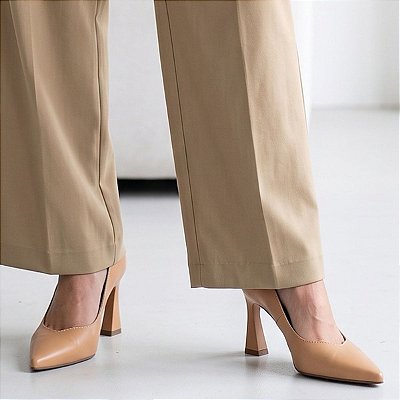 Scarpin Clássico Salto Taça Corte V Nude Caramelo Salto Médio Torricella AVS 12.201C