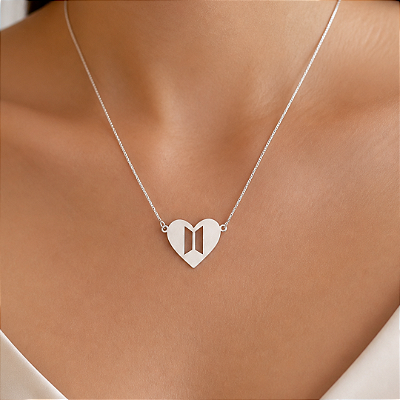 Colar BTS Símbolo Coração Semijoia Banho Ródio Branco