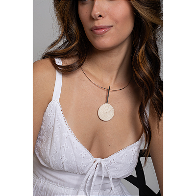 Colar Artesanal em Metal e Fios de Algodão Sustentável Off White