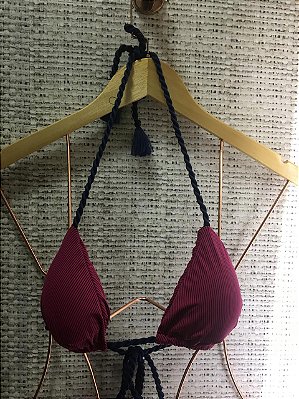 Top Cortininha  Listras Finas VERMELHO E PRETO com Bojo Removível e Cordinhas Entrelaçadas UVTRIBE