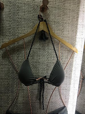 Top Cortininha Shine Grey com Bojo Removível e Cordinhas Entrelaçadas UVTRIBE