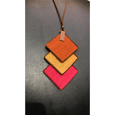 Colar Longo Ajustável em Couro Ecológico - Losango Triplo Marrom Bege e Vermelho