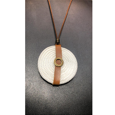 Colar Longo Ajustável em Couro Ecológico - Círculo Branco
