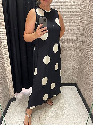 Vestido linha resort em viscose estampa poa com bolso lateral sem manga