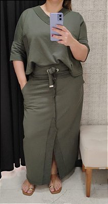 Conjunto de blusa decote V e saia em moletinho verde - TAM G