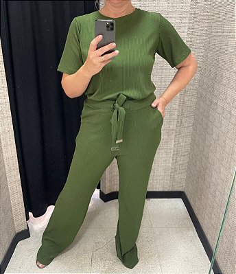 Conjunto em viscose canelada verde militar