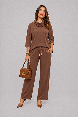 Conjunto em malha levit, calca e blusa de gola marrom