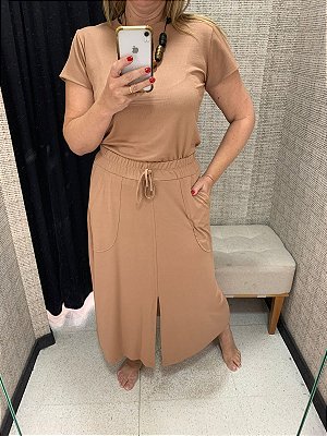 Conjunto de blusa e saia em viscose bege caramelo