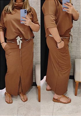 Conjunto de blusa com gola e saia em moletinho caramelo
