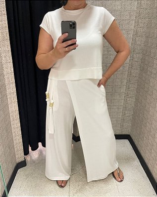 Blusa regata em viscose texturizada cor off white Tam unico
