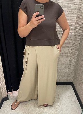 Blusa regata em viscose texturizada cor marrom cafe Tam unico