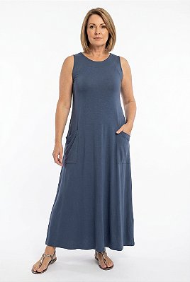 Vestido linha resort em viscose azul com bolso lateral sem manga
