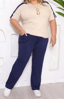 Conjunto Blusa Bege com detalhe na manga e calca azul marinho em malha Plus Size