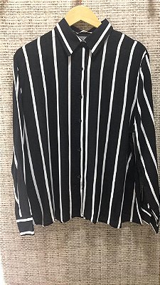 Camisa em visco linho preta com listra branca oversize