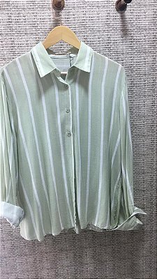 Camisa em visco linho verde com listra off white oversize