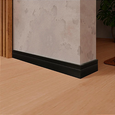 RODAPÉ DE PVC ARKHÉ PRETO 7CM FRISADO 15MM - 2M